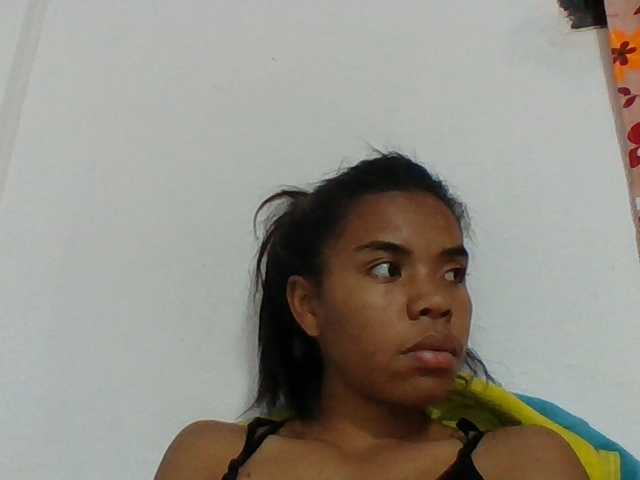 Emelie1a live cam on BongaCams