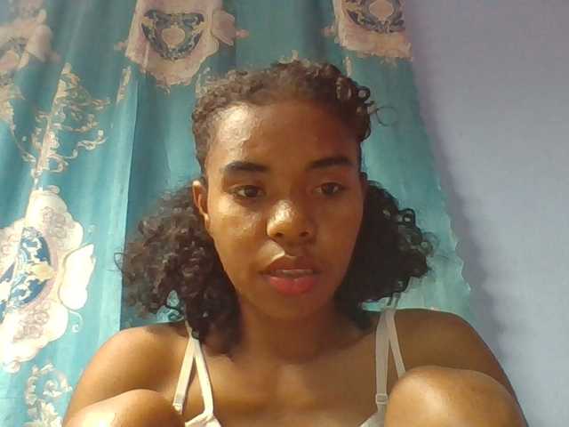 Emelie1a live cam on BongaCams
