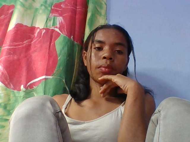Emelie1a live cam on BongaCams