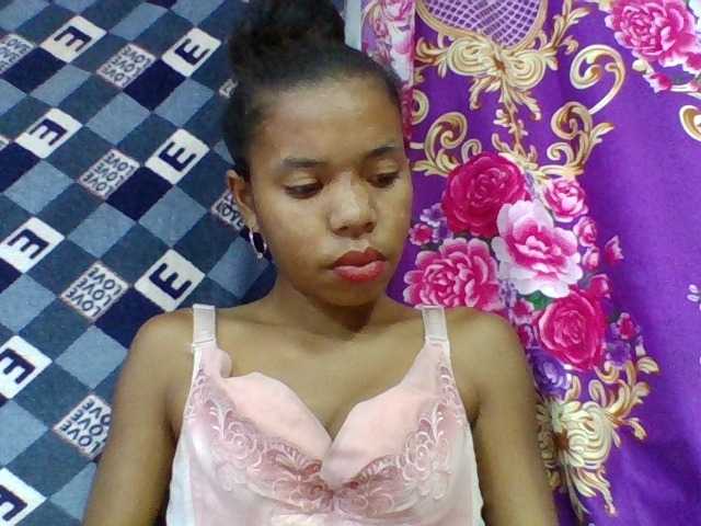 Emelie1a vous attend pour discuter, flirter et plus sur bongacams