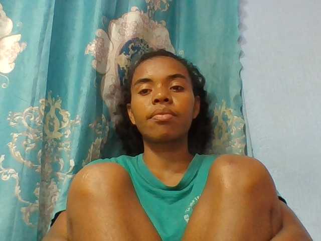 Emelie1a live cam on BongaCams