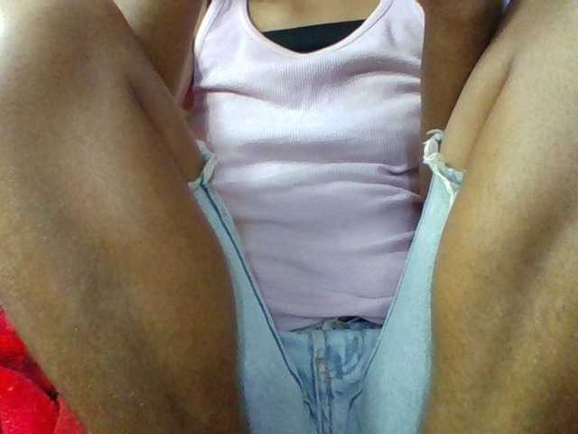 Emelie1a live cam on BongaCams