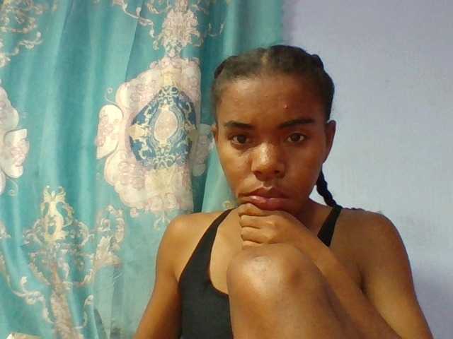 Emelie1a live cam on BongaCams