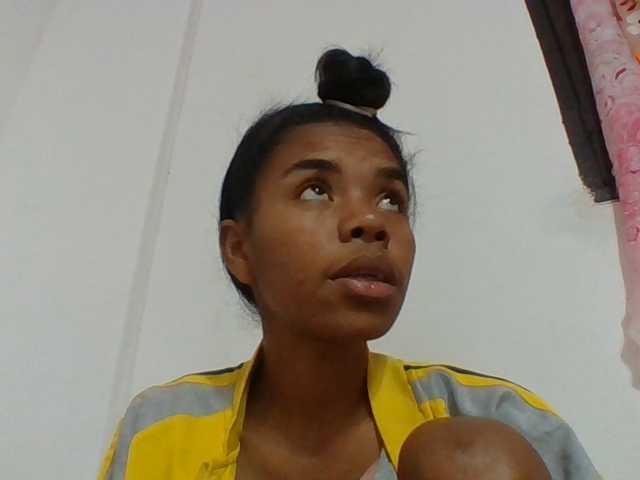 Emelie1a live cam on BongaCams