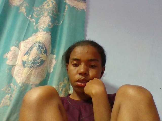 Emelie1a live cam on BongaCams