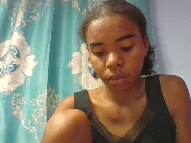 Emelie1a live cam on BongaCams