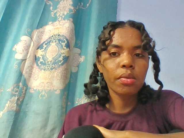 Emelie1a live cam on BongaCams