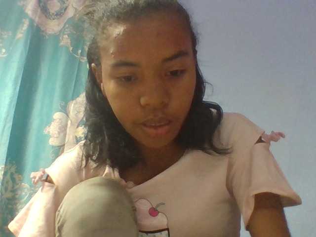 Emelie1a live cam on BongaCams