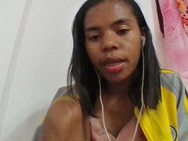 Emelie1a live cam on BongaCams