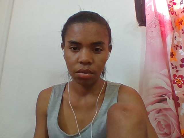 Emelie1a live cam on BongaCams