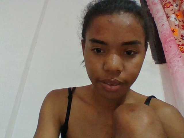 Emelie1a live cam on BongaCams