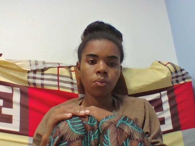 Emelie1a live cam on BongaCams