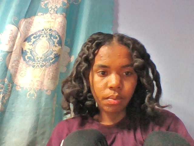 Emelie1a live cam on BongaCams
