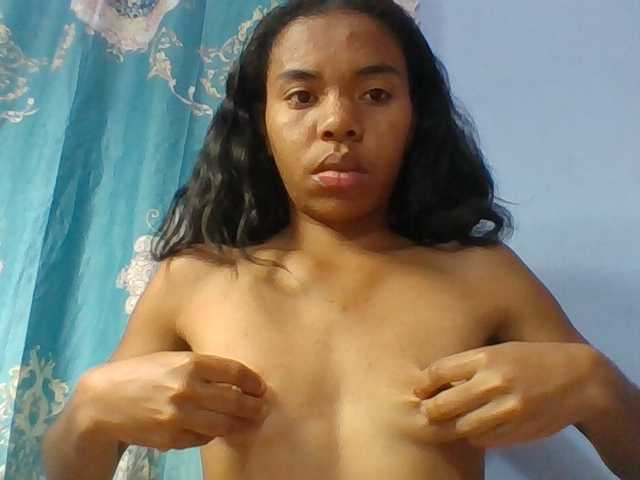Emelie1a live cam on BongaCams
