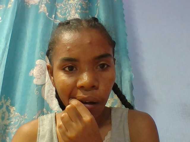Emelie1a live cam on BongaCams