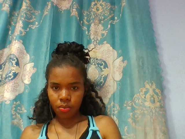Emelie1a live cam on BongaCams