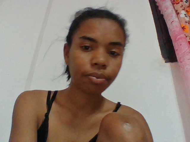 Emelie1a live cam on BongaCams
