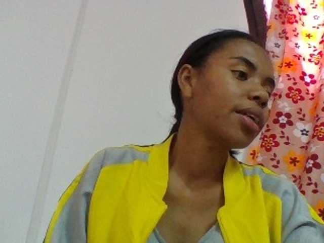 Emelie1a live cam on BongaCams