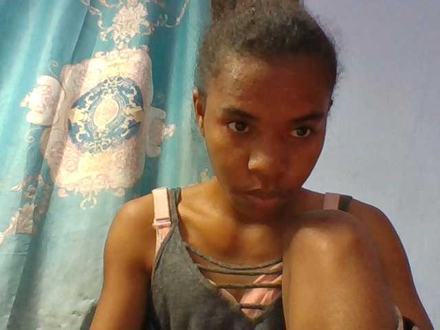 Emelie1a live cam on BongaCams