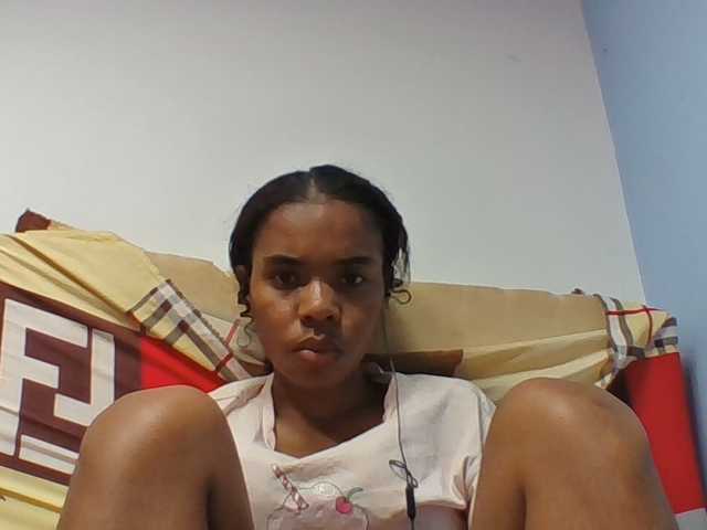 Emelie1a live cam on BongaCams