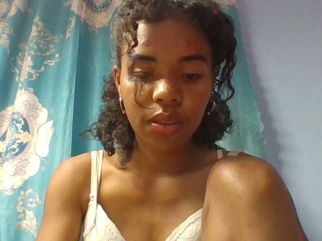 Emelie1a live cam on BongaCams
