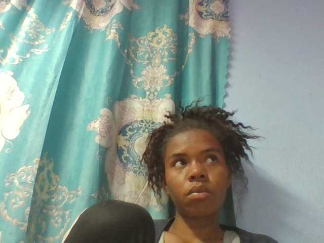 Emelie1a live cam on BongaCams