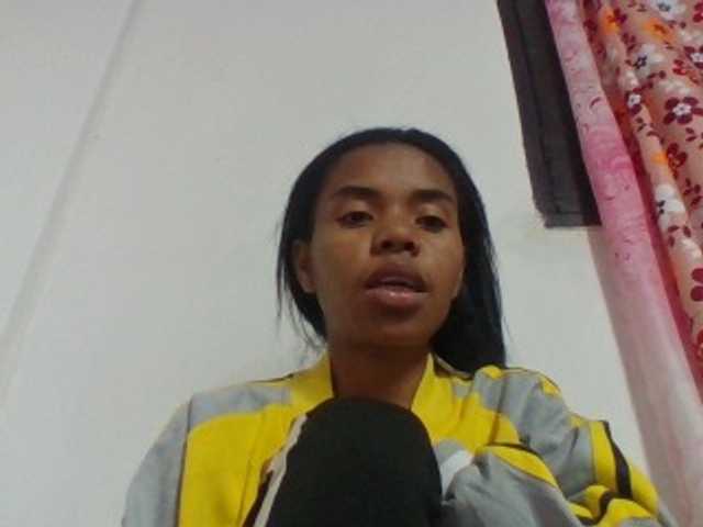 Emelie1a live cam on BongaCams