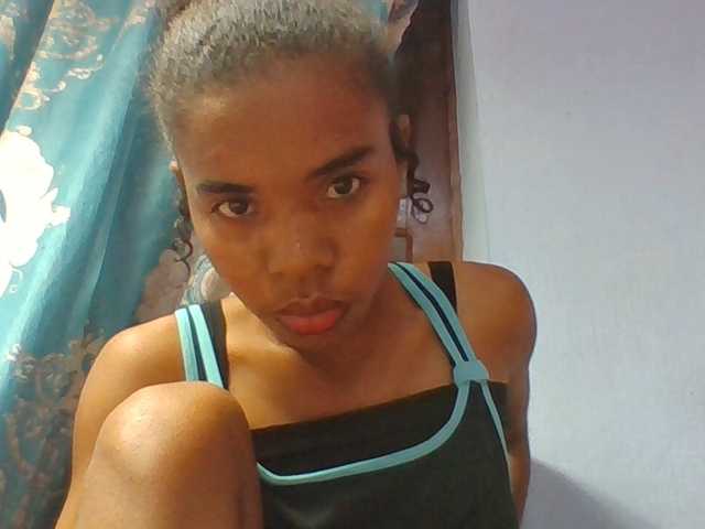 Emelie1a live cam on BongaCams