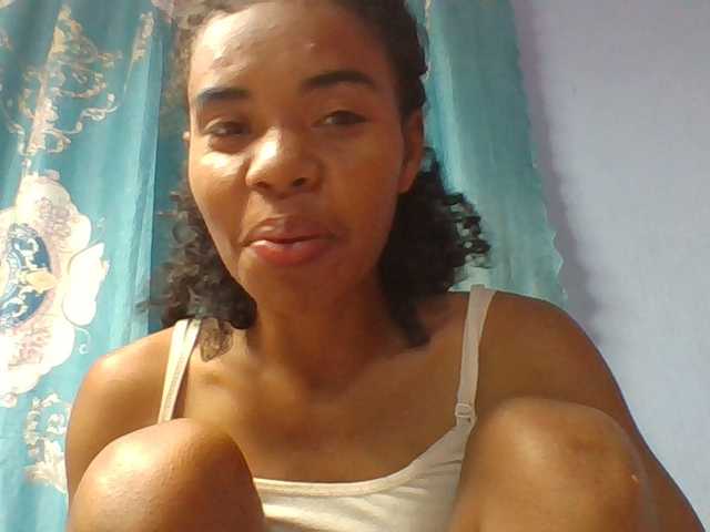 Emelie1a live cam on BongaCams