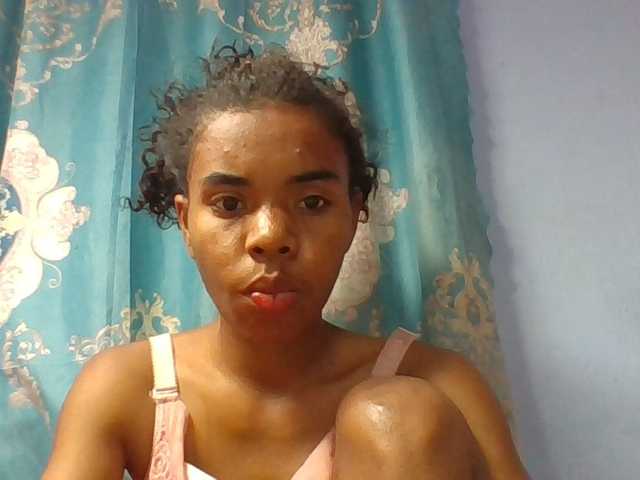 Emelie1a live cam on BongaCams