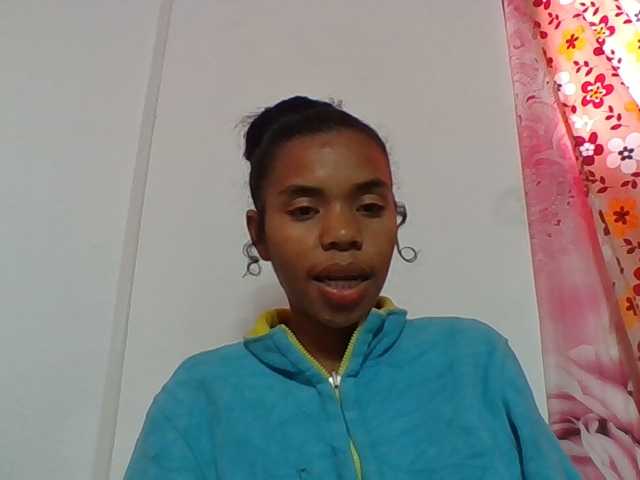 Emelie1a live cam on BongaCams