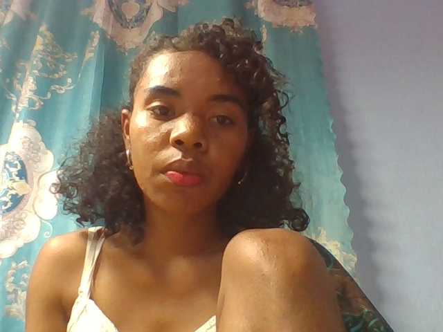 Emelie1a live cam on BongaCams