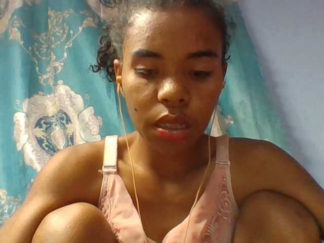Emelie1a live cam on BongaCams