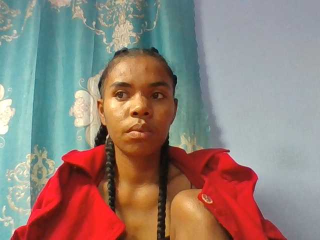 Emelie1a live cam on BongaCams