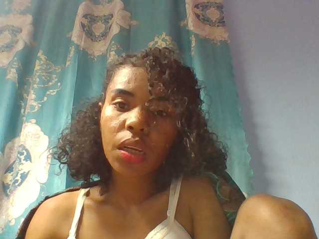 Emelie1a live cam on BongaCams
