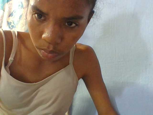 Emelie1a live cam on BongaCams