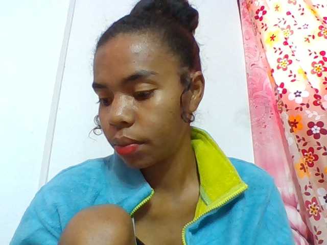Emelie1a live cam on BongaCams