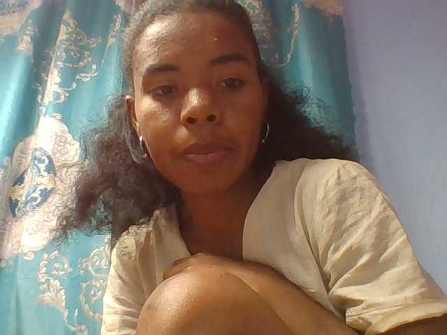 Emelie1a live cam on BongaCams