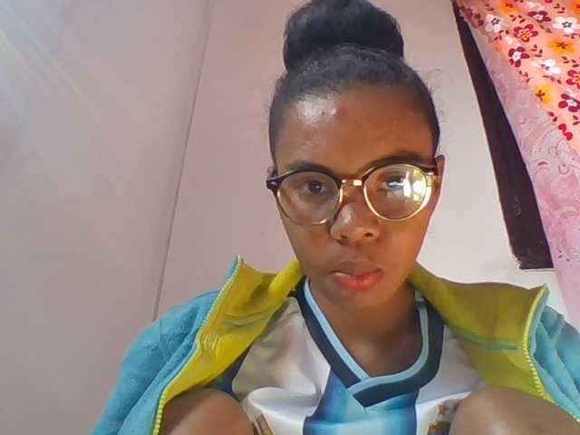 Emelie1a, live now on BongaCams