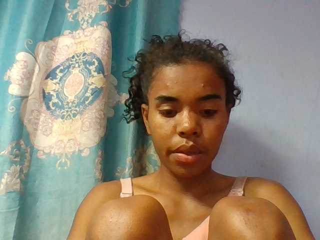 Emelie1a live cam on BongaCams