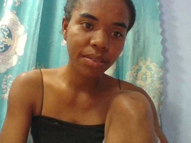 Emelie1a live cam on BongaCams