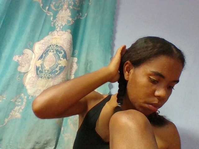 Emelie1a live cam on BongaCams