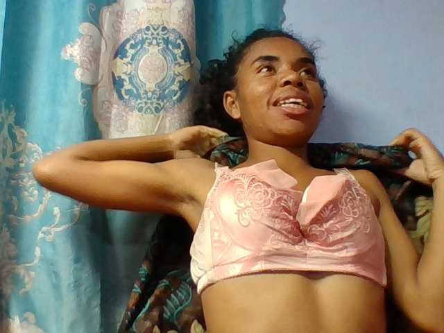 Emelie1a live cam on BongaCams