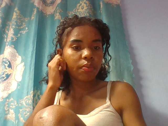 Emelie1a live cam on BongaCams