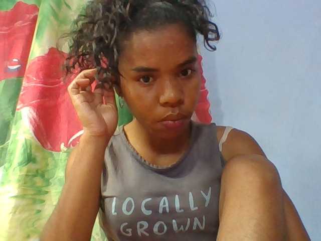 Emelie1a live cam on BongaCams