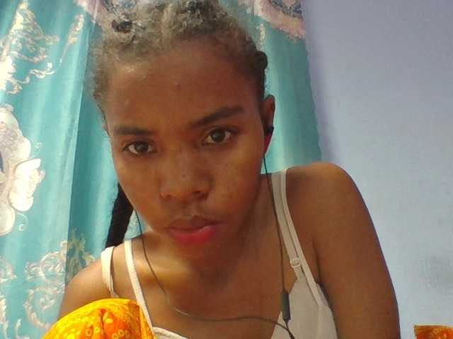 Emelie1a live cam on BongaCams
