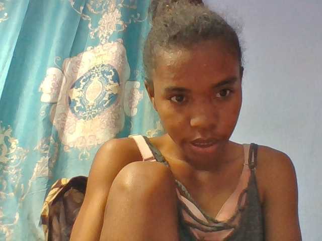 Emelie1a live cam on BongaCams