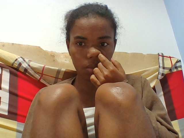 Emelie1a live cam on BongaCams