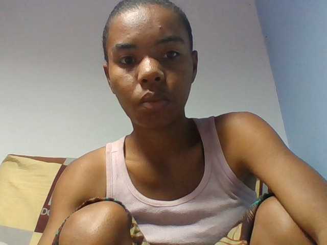Emelie1a live cam on BongaCams