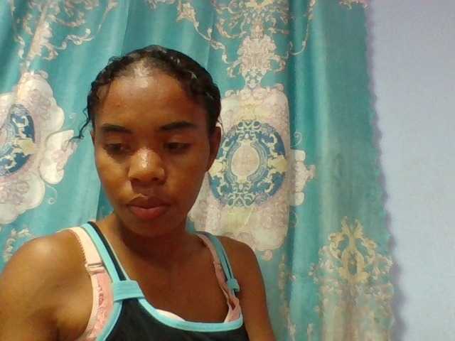 Emelie1a live cam on BongaCams